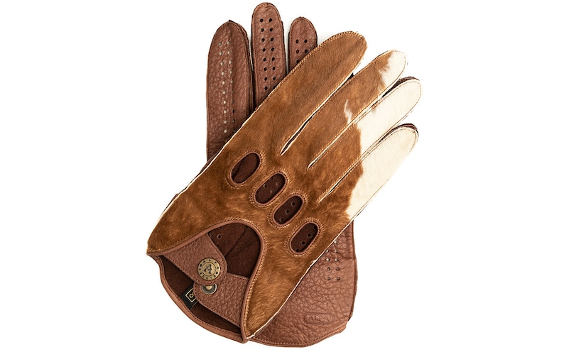 Pu&ograve; includere: Guanti da guida in pelle marrone con un design traforato e un motivo in pelle di mucca marrone e bianco.