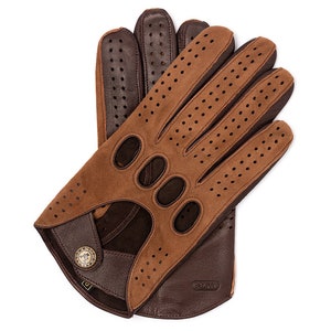 Puede incluir: Un par de guantes de conducir de cuero marr&oacute;n con detalles perforados y cierre de bot&oacute;n. Los guantes est&aacute;n hechos de dos tonos de cuero marr&oacute;n, siendo la parte superior de un tono marr&oacute;n m&aacute;s claro.
