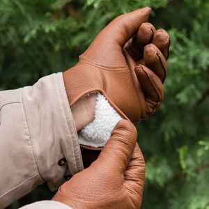 Men&#39;s LAMB FUR lined gloves - WALNUT - deerskin leather