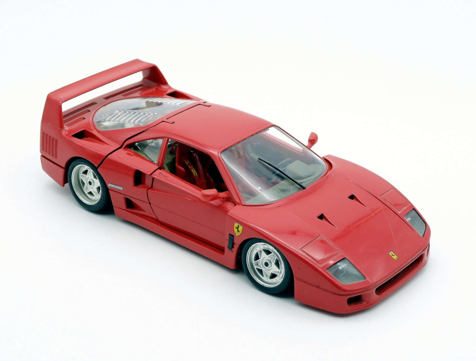 Burago Ferrari F40 (1987) ( 1:18 scale model car on an a…