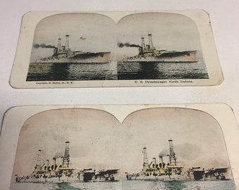 以下が含まれることがあります： アメリカ海軍の戦艦2隻、USSノースダコタとUSSバーモントを描いたヴィンテージの立体写真。船は海上にあり、煙突から煙が立ち上っている。この写真は「U.S. Dreadnaught North Dakota」と「U.S.S. Vermont, battleship.」というタイトルが付けられている。