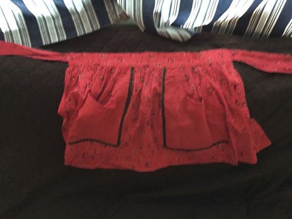 Red Harvest pattern apron - image 1