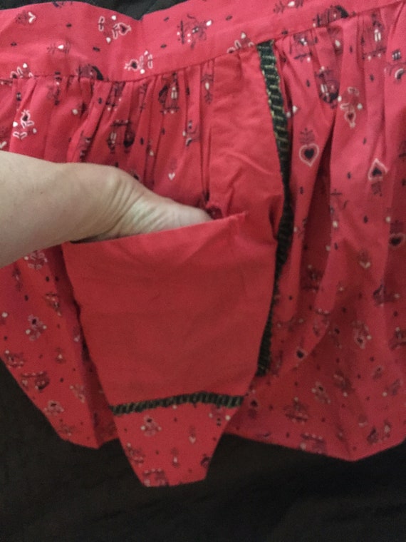 Red Harvest pattern apron - image 3