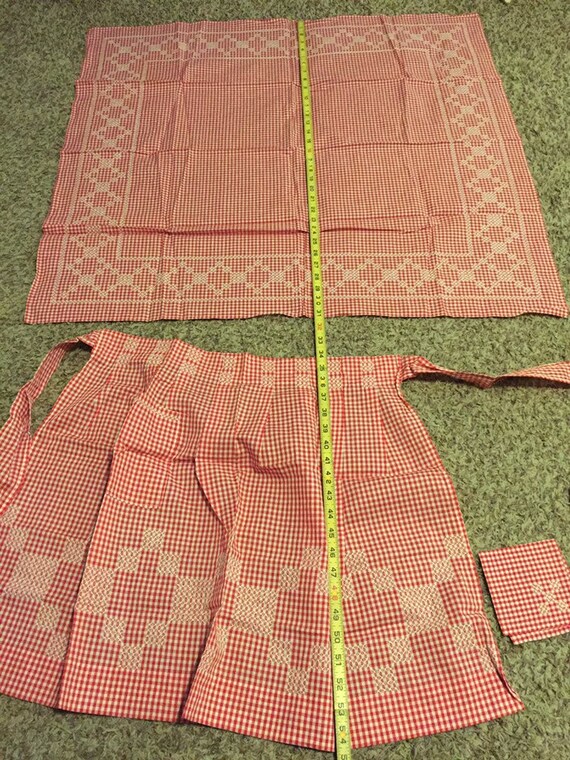 Hand Embroidered apron with Matching table cloth … - image 6