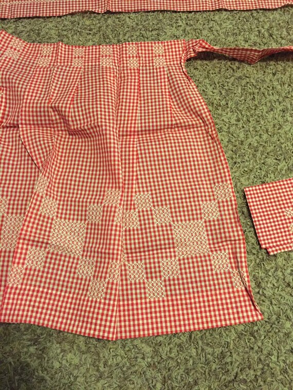 Hand Embroidered apron with Matching table cloth … - image 9