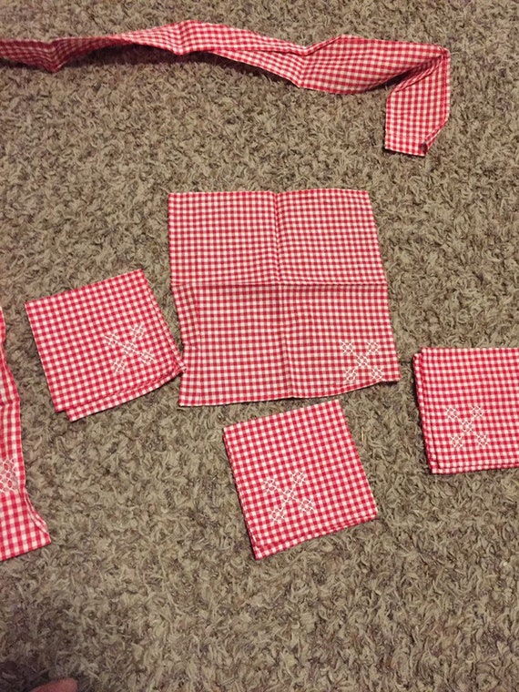 Hand Embroidered apron with Matching table cloth … - image 2