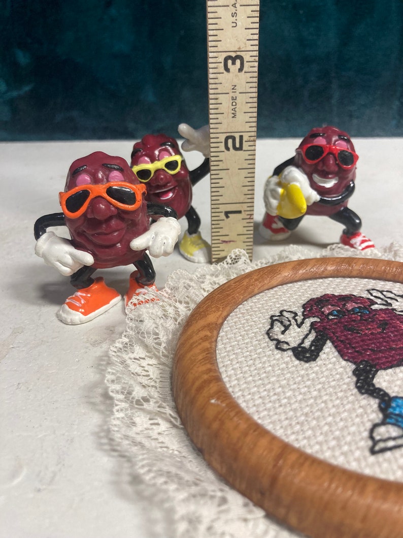 California raisins Figures and crocheted wall hanging image 2