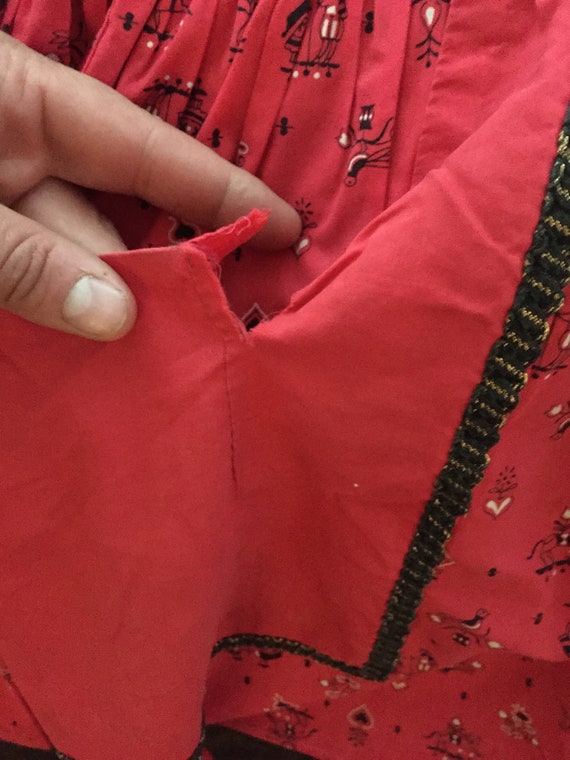 Red Harvest pattern apron - image 2