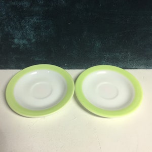Pyrex saucer set lime green / milk glass white