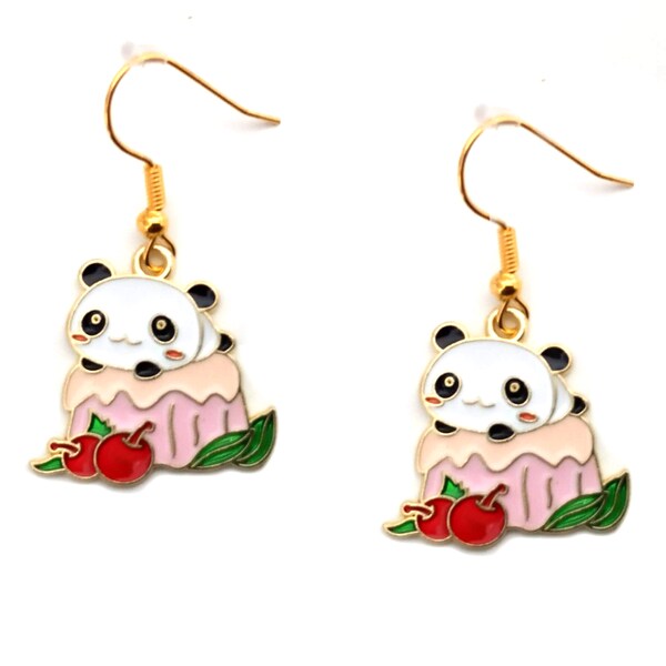 Boucles d'oreilles panda sur un gâteau