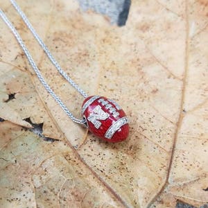 Nebraska Huskers White Gold and Diamond Football Pendant 画像 3