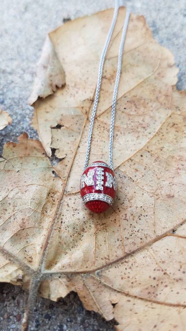 Nebraska Huskers White Gold and Diamond Football Pendant 画像 2