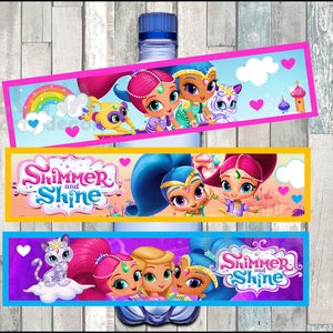 Może przedstawiać: Trzy etykiety na butelki z wodą z postaciami z kreskówki Shimmer and Shine. Etykiety są różowe, żółte i fioletowe z niebieską obwódką. Etykiety przedstawiają postacie Shimmer, Shine i Leah. Etykiety zawierają również logo programu "Shimmer and Shine".