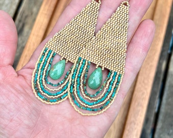 Boucles d'oreilles tissées dorées et turquoises, créoles à franges en perles de rocaille en or mat