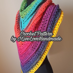 Peut inclure: Un châle crocheté fait à la main, coloré et de forme triangulaire. Le châle présente un dégradé de couleurs, notamment vert, turquoise, rouge, rose, violet et jaune. Le texte "Crochet Pattern by I Live Love Handmade" est visible.