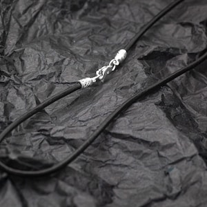 Collier ras de cou en cuir noir, tour de cou fermeture, collier cordon en cuir noir, tour de cou en cuir pour homme, tour de cou noir fin pour femme