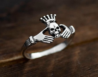 Anillo de corona de calavera de plata esterlina, anillo gótico con manos sosteniendo
