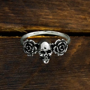 Engagment skull wedding rings for women, 925 sterling silver skull and roses ring, promise ring for her, steampunk ring, birthday jewelry