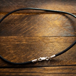 2 mm schwarze Lederband Halskette, Sterling Silber Karabinerverschluss, Unisex Schmuck, Lederkette, Geschenk für Sie, Geschenk für Ihn