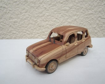 Wooden car of a Renault R 4 L in juniper on a scale of 1/24.