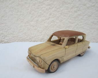 Voiture Citroën ami 6 en bois ( châtaignier et sipo ) à l'échelle 1/24