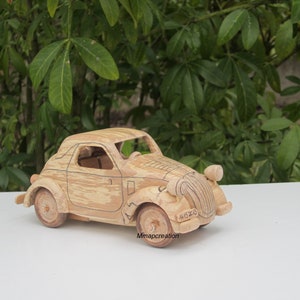 Miniature en bois d'une Simca 5/Fiat 500 Topolino à l'échelle 1/24. image 1
