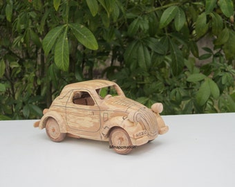 Miniature en bois  d'une Simca 5/Fiat 500 Topolino à l'échelle 1/24.