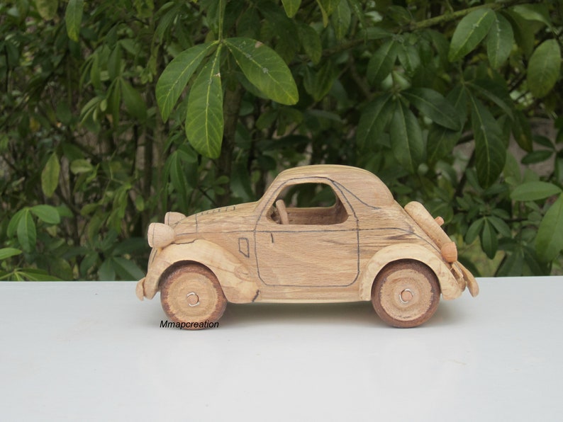 Miniature en bois d'une Simca 5/Fiat 500 Topolino à l'échelle 1/24. image 2