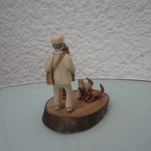 La tournée du facteur à pied. Figurines en bois. image 3