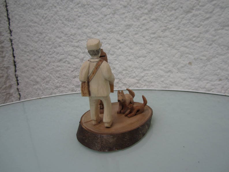 La tournée du facteur à pied. Figurines en bois. image 3