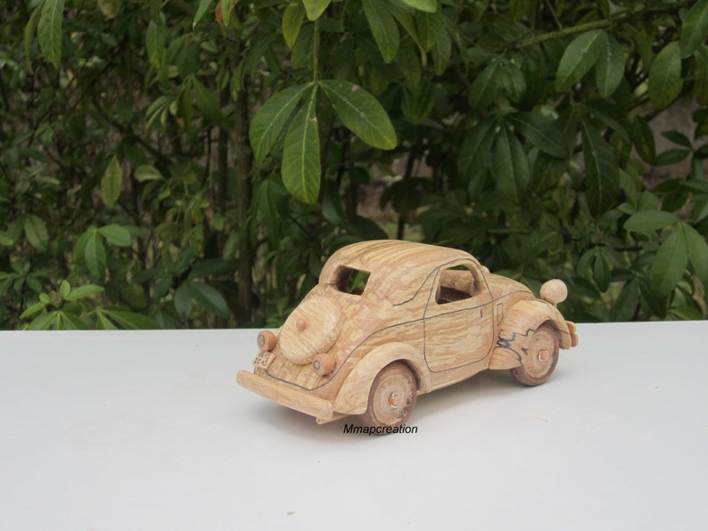 Miniature en bois d'une Simca 5/Fiat 500 Topolino à l'échelle 1/24. image 5