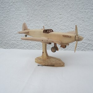 Miniatura in legno di un aereo Spitfire Mk IX in scala 1/32 in faggio.