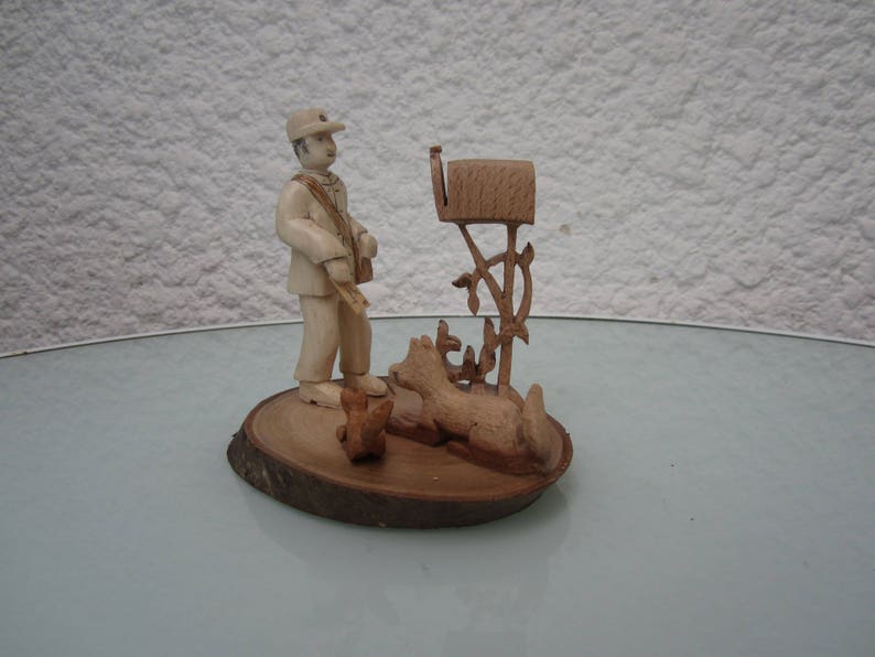 La tournée du facteur à pied. Figurines en bois. image 5