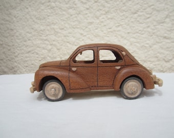 Voiture en bois d'une Renault 4 CV en sipo à l'échelle 1/24.