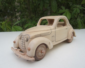 Voiture en bois d'une Renault Juvaquatre en érable à l'échelle 1/24.