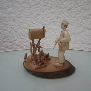 La tournée du facteur à pied. Figurines en bois. image 1