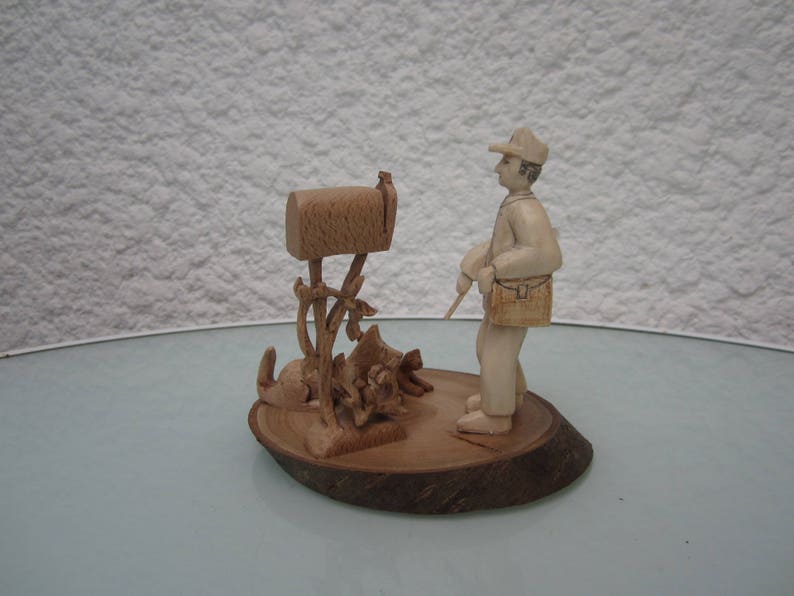 La tournée du facteur à pied. Figurines en bois. image 1