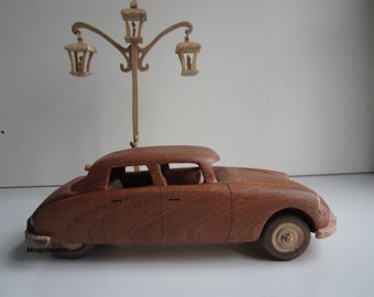 Voiture en bois d'une Citroën DS 19 de 1960 en iroko (acajou) à l'échelle 1/24.