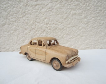 Voiture Simca Aronde en bois à l'échelle 1/24