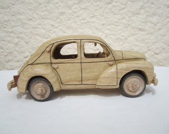 Miniature d'une voiture Renault 4 CV réalisée à l'échelle 1/24 (environ) en châtaignier.