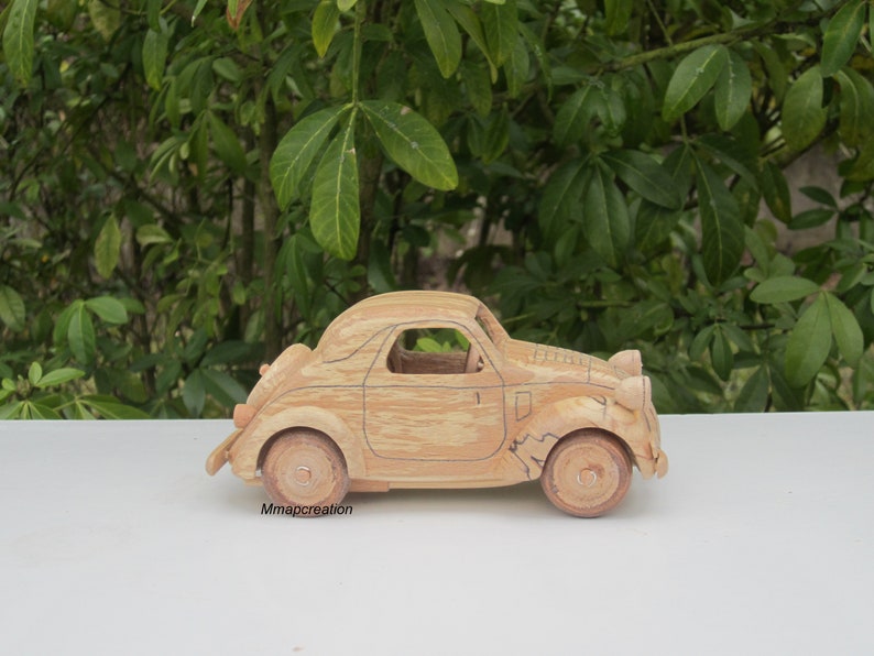 Miniature en bois d'une Simca 5/Fiat 500 Topolino à l'échelle 1/24. image 4