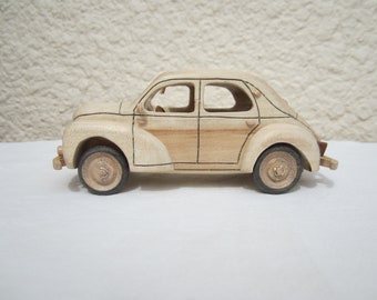 Miniature d'une voiture Renault 4 CV réalisée à l'échelle 1/24 (environ) en érable.