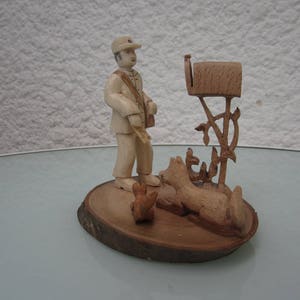 La tournée du facteur à pied. Figurines en bois. image 2