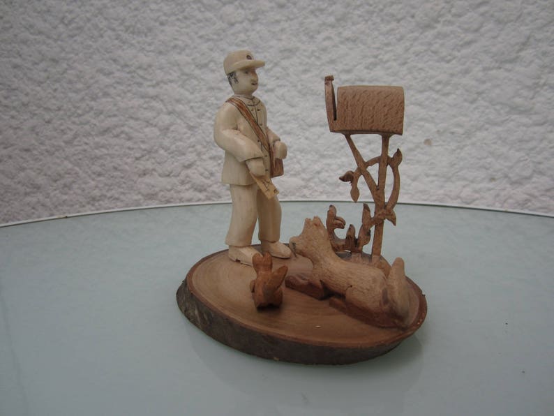 La tournée du facteur à pied. Figurines en bois. image 2