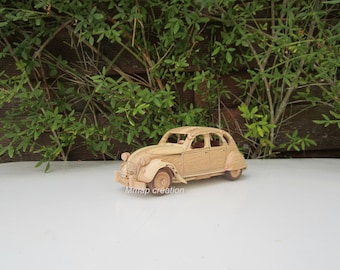 Voiture en bois en hêtre échauffé d'une 2 CV Citroën à l’échelle 1/24.