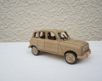 Voiture en bois d'une Renault R 4 L en chêne à l'échelle 1/24.