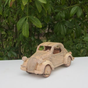 Miniature en bois d'une Simca 5/Fiat 500 Topolino à l'échelle 1/24. image 3