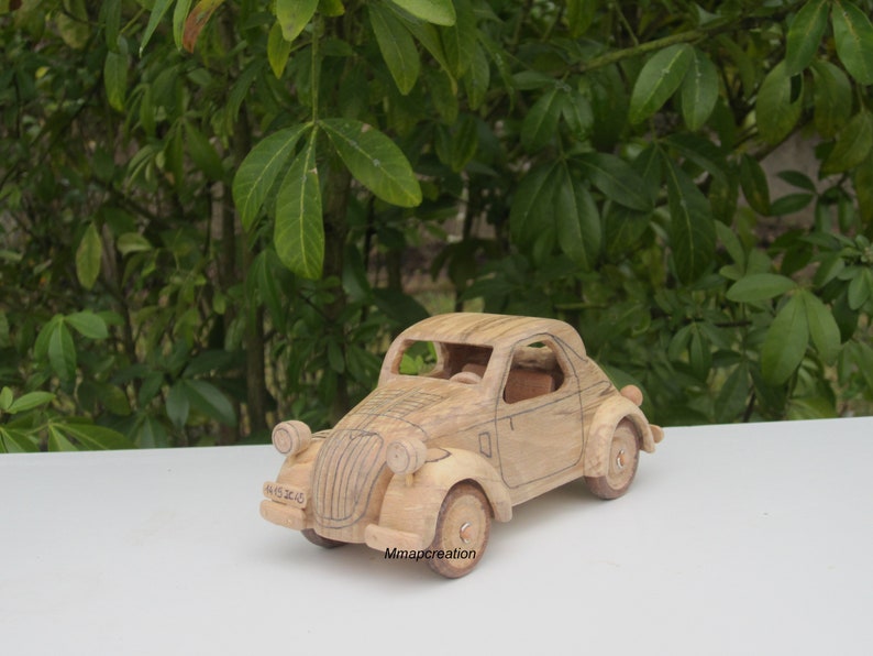 Miniature en bois d'une Simca 5/Fiat 500 Topolino à l'échelle 1/24. image 3