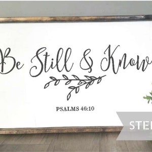 Pu&ograve; includere: Un cartello di legno bianco con il testo "Be Still & Know" in corsivo nero. Sotto il testo c'&egrave; un piccolo ramo con foglie e il testo "PSALMS 46:10". Il cartello &egrave; incorniciato da una cornice in legno marrone e la parola "STENCIL" &egrave; stampata in nero su uno sfondo grigio nell'angolo in basso a destra.
