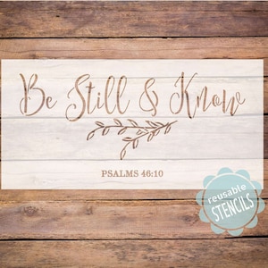 Pu&ograve; includere: Stencil bianco con il testo "Be Still & Know" in corsivo. Sotto il testo c'&egrave; un piccolo ramo con foglie. Il testo "PSALMS 46:10" &egrave; sotto il ramo. Un cerchio blu con il testo "reusable STENCILS" &egrave; nell'angolo in basso a destra.